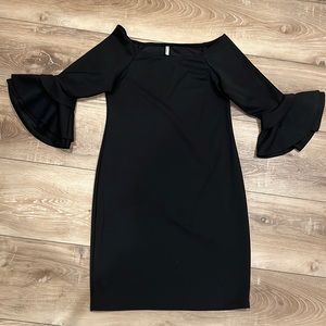 Form-fitting maternity dress